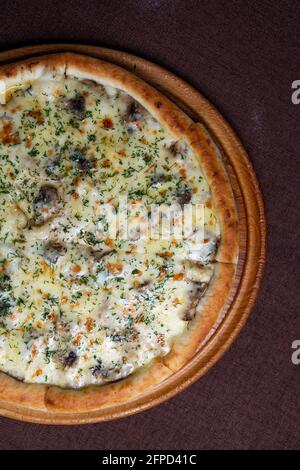 Vegetarische Pizza mit Pilzen und Käse Blick von oben. Stockfoto