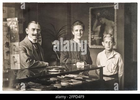 BERLIN, DEUTSCHLAND - UM 1920: Altes Familienportrait. Mann, Frau und Junge tragen Vintage-Kleidung Stockfoto