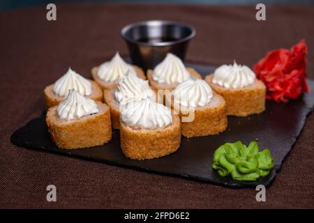 Gebackene Brötchen mit Garnelen, Sauce, Ingwer und Wasabi. Stockfoto