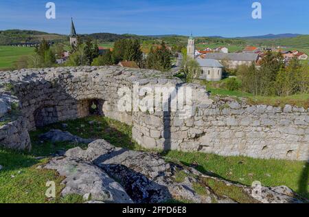 Panoramablick auf das Dorf Brinje in Kroatien Stockfoto