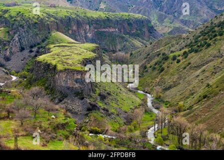 Garni Gorge, Kotayk Region, in der Nähe des Dorfes Garni. Sie wird durch fünf hohe, oft sechseckige Basaltsäulen dargestellt. Entlang der Schlucht erstreckt sich das gar Stockfoto