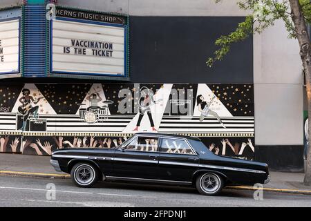 Seattle, USA. Mai 2021. Spät am Tag ein alter Buick Skylark in der Showbox mit einer Impfmeldung während Covid. Stockfoto