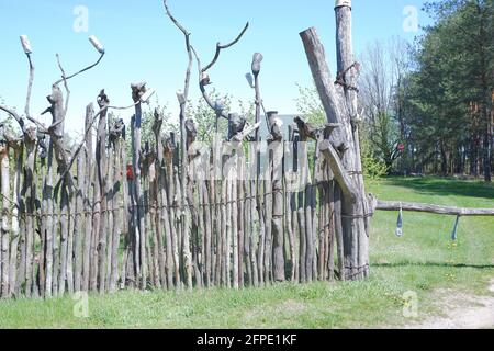 Ein alter skurrile Zaun, mit Totenköpfen, unnötigen Dingen und Dosen aufgehängt Stockfoto