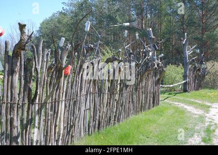 Ein alter skurrile Zaun, mit Totenköpfen, unnötigen Dingen und Dosen aufgehängt Stockfoto