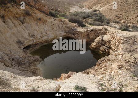 Antikes Wasserreservoir das vor 3000 Jahren von den alten Israeliten für die landwirtschaftliche Nutzung erbaute Sturzfluten füllte das trockene Flussbett der Wüste mit Wasser. Stockfoto