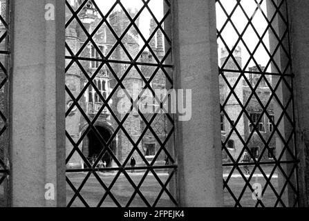 Anne Boleyn's Gate durch ein Bleiglasfenster gesehen, erbaut 1540 für Henry VIII, Hampton Court, London Stockfoto