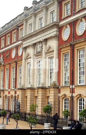 Christopher Wren's Südfront von Hampton Court, gebaut für William und Mary. Außenansicht der hinteren State Appartments, London Stockfoto