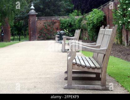 Bänke in den Gärten von Hampton Court, London Stockfoto