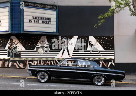 Seattle, USA. Mai 2021. Spät am Tag ein alter Buick Skylark in der Showbox mit einer Impfmeldung während Covid. Stockfoto