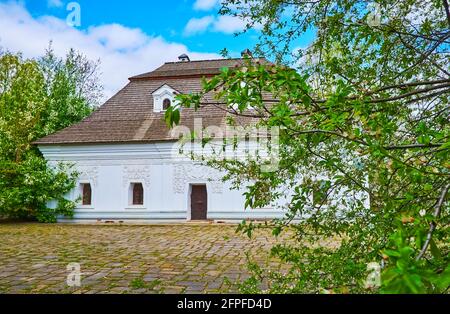 Das ukrainische Barockschloss von Sotnyk (Militäroffizier der Armee der Koassack) mit blühenden Ästen im Vordergrund, das Anwesen von Sotnyk, M Stockfoto