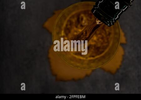 Whiskey wird aus einer Flasche in ein Whiskey-Glas gegossen Stockfoto