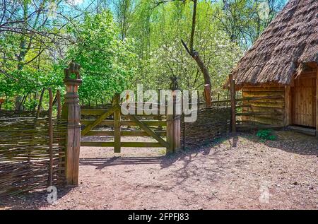 Der Weidenzaun und das Holzdickicht des alten Schmiedehauses auf dem Gelände des Kosakendorfes Mamajeva Sloboda Scansen, Kiew, Ukraine Stockfoto