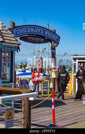 Junge Frau in einer roten Jacke mit frischen Spot Garnelen Von Fisherman's Wharf in Steveston, British Columbia, Kanada Stockfoto