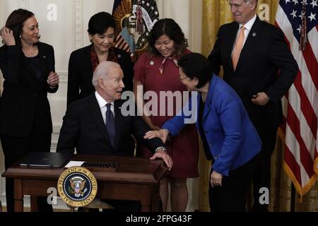 Washington, Usa. Mai 2021. US-Präsident Joe Biden unterschreibt mit Senator Mazie Hirono (D-HI), bevor er am Donnerstag, den 20. Mai 2021, im East Room im Weißen Haus in Washington den COVID-19 Hate Crimes Act in Kraft setzt. Foto von Yuri Gripas/UPI Credit: UPI/Alamy Live News Stockfoto