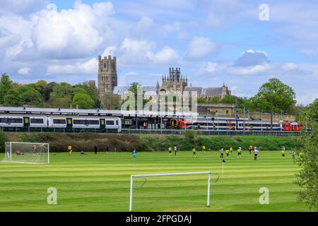 Blick auf die Ely Cathedral über den Fußballplatz und den Ely Railway Station, Ely, Cambridgeshire, England, Großbritannien Stockfoto