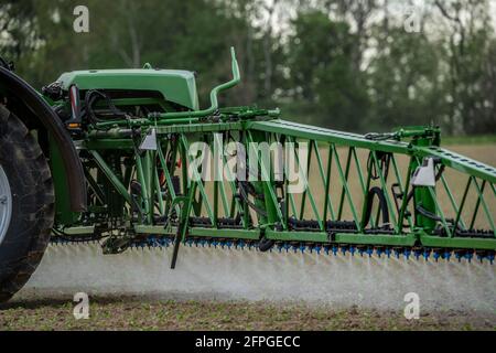 Landwirtschaft, Pflanzenschutzmittel wird auf ein Feld gesprüht, Zuckerrüben-Setzlinge, NRW, Deutschland Stockfoto
