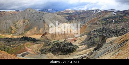 Landmannalaugar, Blick von brennisteinsalda nach blahnukur, Ausblick vom Brennisteinsalda auf den Blánúkur Stockfoto