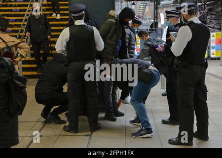 London (UK), 20. Mai 2021: Die MET-Polizei führt eine halbverdeckte Operation am Bahnhof Whitechapel im Osten Londons durch. Eine Reihe junger Menschen werden inhaftiert Stockfoto