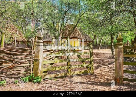 Das mittelalterliche hölzerne Tor und der Weidenzaun vor dem traditionellen Anwesen, in Scansen des Kosakendorfes Mamajeva Sloboda, Kiew, Ukrain Stockfoto