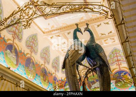 London, Großbritannien - 27. Januar 2017: Eine Statue von zwei Pfauen, die am 27. Januar 2017 im Leadenhall Market in London, England, eine Herzform bilden. Stockfoto