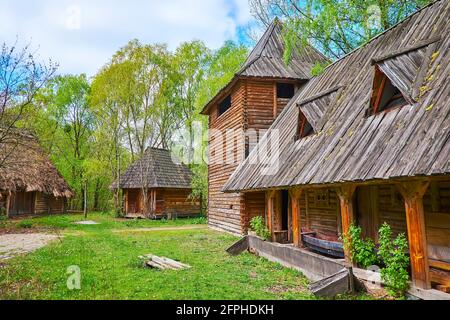 Die Holzscheunen und Versorgungsgebäude auf dem Gelände des historischen Landgutes Sotnyk (Kosakenmilitärs), das sich im Kosakendorf mamajeva Sloboda sc befindet Stockfoto