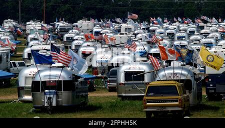 Hunderte von Airstream-Anhängern und ihre Besitzer versammelten sich im Juni 2005 in Springfield, Missouri, zu einer Airstream-Rallye. Stockfoto