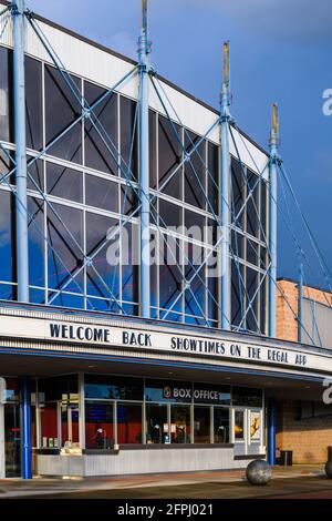 Redmond, WA, USA - 20. Mai 2021; Vertikale Ansicht des Regal Kinos im Bella Bottega Einkaufszentrum in der Innenstadt von Redmond mit Welcome Back Schild Stockfoto