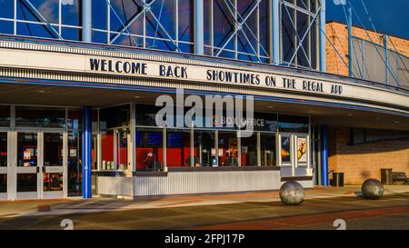 Redmond, WA, USA - 20. Mai 2021; Regal-Kino im Bella Bottega Shopping Center in der Innenstadt von Redmond mit einem Willkommensschild zur Wiedereröffnung Stockfoto