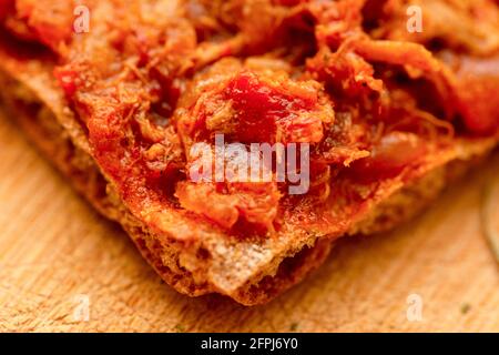 Zacusca mit Makrelenfisch auf einer Scheibe Brot Stockfoto