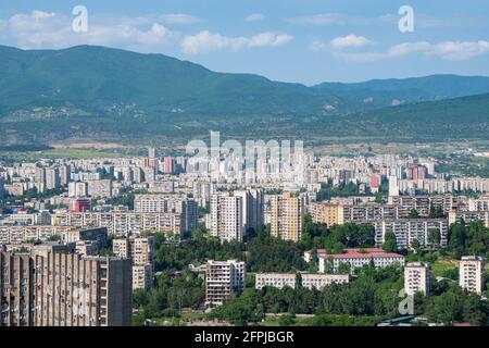 Wohngebiet von Tiflis, mehrstöckige Gebäude in Gldani und Mukhiani. Georgien Stockfoto