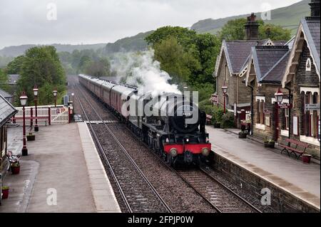 Dampflokomotive „Scots Guardsman“ mit „The Dalesman“-Special, die im Regen durch Settle Station fährt und von einer Reise nach Carlisle zurückkehrt. Stockfoto