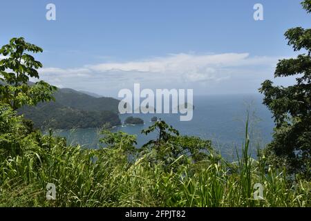 Blick auf die Bucht von Maracas vom Maracas Lookout, der sich auf der nördlichen Range in Trinidad befindet. Dieser malerische Aussichtspunkt ist ein wichtiges Touristenziel. Stockfoto