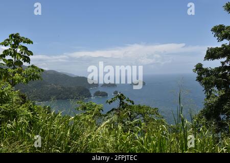 Blick auf die Bucht von Maracas vom Maracas Lookout, der sich auf der nördlichen Range in Trinidad befindet. Dieser malerische Aussichtspunkt ist ein wichtiges Touristenziel. Stockfoto