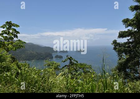 Blick auf die Bucht von Maracas vom Maracas Lookout, der sich auf der nördlichen Range in Trinidad befindet. Dieser malerische Aussichtspunkt ist ein wichtiges Touristenziel. Stockfoto