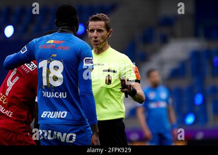 GENK, BELGIEN - 20. MAI: Schiedsrichter Jan Boterberg während des Spiels der Belgischen Pro League zwischen KRC Genk und dem Royal Antwerp FC in der Luminus Arena am 20. Mai 2021 in Genk, Belgien (Foto: Jeroen Meuwsen/Orange Picters) Stockfoto