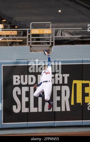 Los Angeles Dodgers Right Fielder Mookie Betts (50) springt während eines MLB-Spiels gegen die Arizona Diamondbacks auf einen Fly Ball, Mittwoch, 19. Mai 2021, Stockfoto