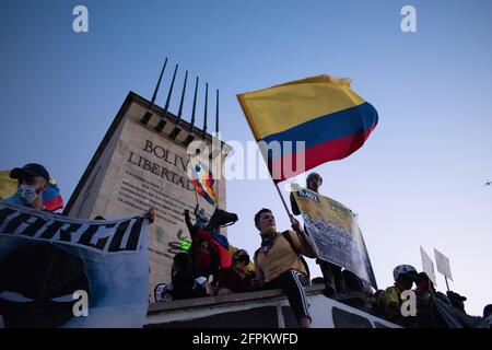 Der Protestierende schwenkt die kolumbianische Flagge, als am 20. Mai 2021 in Bogotá die Proteste im Rahmen eines nationalen Streiks in Kolumbien gegen die Steuerreform und die Regierung von Iván Duque zunehmen. Stockfoto