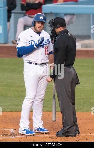 Los Angeles Dodgers erster Baseman Max Muncy (13) fragt Schiedsrichter will Little (93) während eines MLB-Spiels gegen die Arizona Diamondbacks, Mittwoch, Mai Stockfoto