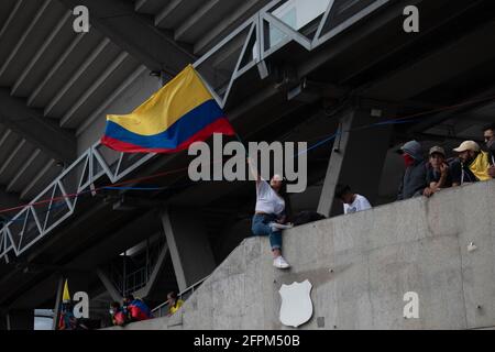 Der Protestierende schwenkt die kolumbianische Flagge, als am 20. Mai 2021 in Bogotá die Proteste im Rahmen eines nationalen Streiks in Kolumbien gegen die Steuerreform und die Regierung von Iván Duque zunehmen. Stockfoto