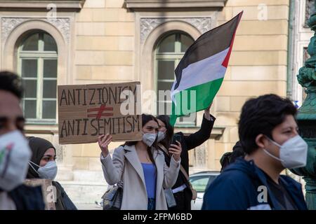 Demonstratin hält ein Schild mit der Aufschrift: ' Antizionismus ist nicht Antisemitismus '. Ca. 600 Menschen sammeln sich am 20.5.2021 in München, um ihre Solidarität mit den Menschen in Gaza, Ost Jerusalem, den besetzten Gebieten und dem Westjordanland zu zeigen. - der Protestant hält Zeichen mit der Aufschrift: 'Antizionismus ist kein Antisemitismus'. Rund 600 Menschen versammelten sich am 20. Mai 2021 in München, Deutschland, um ihre Unterstützung für die Menschen in Gaza, Ostjerusalem, den besetzten Gebieten und der Westbank zu zeigen. (Foto: Alexander Pohl/Sipa USA) Quelle: SIPA USA/Alamy Live News Stockfoto