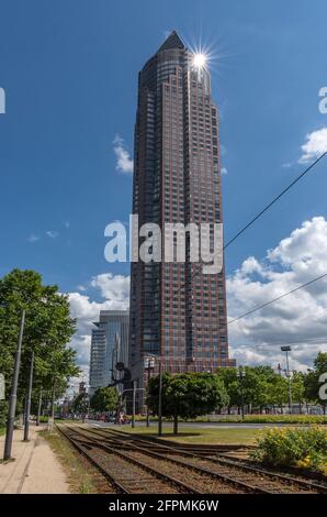 Hamming man Skulptur vor dem Messeturm Wolkenkratzer, Frankfurt, Deutschland Stockfoto