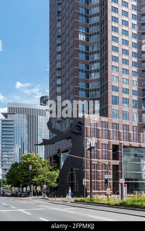 Hamming man Skulptur vor dem Messeturm Wolkenkratzer, Frankfurt, Deutschland Stockfoto