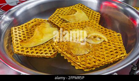 Auswahl an thailändischen Gerichten, Meeresfrüchten und chinesischer Küche auf dem Street Food Markt in China Town, Bangkok, Thailand. Stockfoto