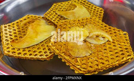 Auswahl an thailändischen Gerichten, Meeresfrüchten und chinesischer Küche auf dem Street Food Markt in China Town, Bangkok, Thailand. Stockfoto