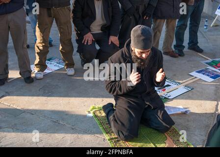 TRAFALGAR SQUARE, LONDON - 9. JANUAR 2009: Freedom for Palestine Demo, muslimischer Führer führt öffentliches Gebet bei der Demo am Abend zur Gebetszeit Stockfoto