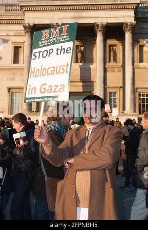 TRAFALGAR SQUARE, LONDON - 9. JANUAR 2009: Freedom for Palestine Demo, ein Mann, der ein Plakat mit der Aufschrift Stop the Holocaust hält Stockfoto