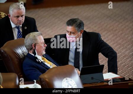 Austin, TX, USA. April 2021. Die Gesetzgeber im Texas House arbeiten an Verhandlungen, Gesetzentwürfen und Gesetzesentwürfen auf der 87. Sitzung der texanischen Legislative in Austin. Jedes der 150 Mitglieder wird zu zwei Jahren gewählt. Der Staatsvertreter RICHARD RAYMOND, D-Laredo, spricht mit einem Kollegen. Quelle: Bob Daemmrich/ZUMA Wire/Alamy Live News Stockfoto