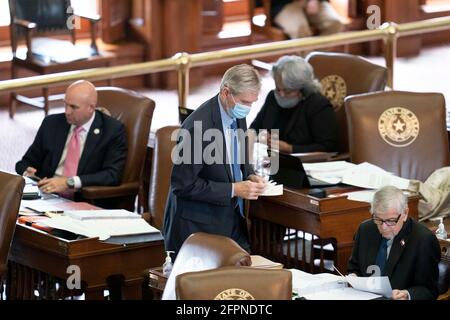 Austin, TX, USA. April 2021. Die Gesetzgeber im Texas House arbeiten an Verhandlungen, Gesetzentwürfen und Gesetzesentwürfen auf der 87. Sitzung der texanischen Legislative in Austin. Jedes der 150 Mitglieder wird zu zwei Jahren gewählt. Rep. Ed THOMPSON R-Pearland, arbeitet mit seinen Pfandbögen. Quelle: Bob Daemmrich/ZUMA Wire/Alamy Live News Stockfoto