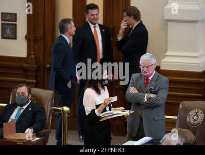 Austin, TX, USA. April 2021. Die Gesetzgeber im Texas House arbeiten an Verhandlungen, Gesetzentwürfen und Gesetzesentwürfen auf der 87. Sitzung der texanischen Legislative in Austin. Jedes der 150 Mitglieder wird zu zwei Jahren gewählt. Rep. DAN HUBERTY, R-Kingwood (r) spricht mit einem Kollegen. Quelle: Bob Daemmrich/ZUMA Wire/Alamy Live News Stockfoto