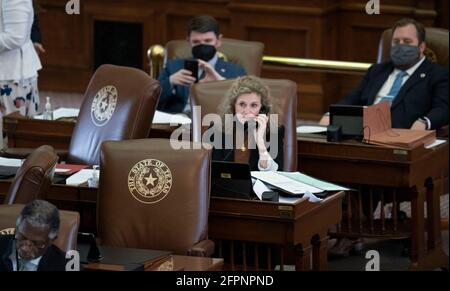 Austin, TX, USA. April 2021. Die Gesetzgeber im Texas House arbeiten an Verhandlungen, Gesetzentwürfen und Gesetzesentwürfen auf der 87. Sitzung der texanischen Legislative in Austin. Jedes der 150 Mitglieder wird zu zwei Jahren gewählt. Die Staatsrep. DONNA HOWARD, D-Austin, spricht mit einem Wähler. Quelle: Bob Daemmrich/ZUMA Wire/Alamy Live News Stockfoto